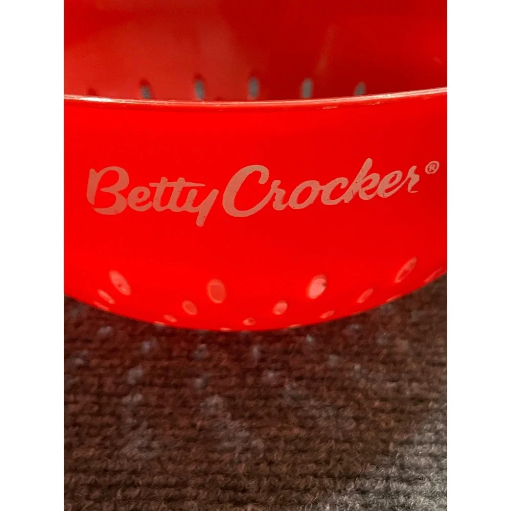 Betty Crocker Red Plastic Colander Strainer Round Kitchen Food Prep 7.5 Inch
